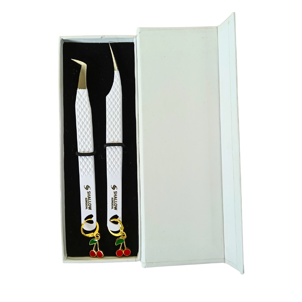 Set de 2 Pinzas Premium con Charm “Cereza” – Edición Especial Shallow Surgical