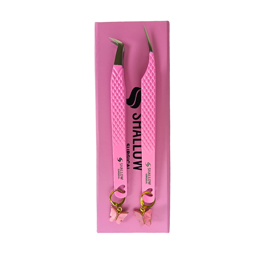 Set de 2 Pinzas Premium con Charm “Mariposa Rosa” – Edición Especial Shallow Surgical