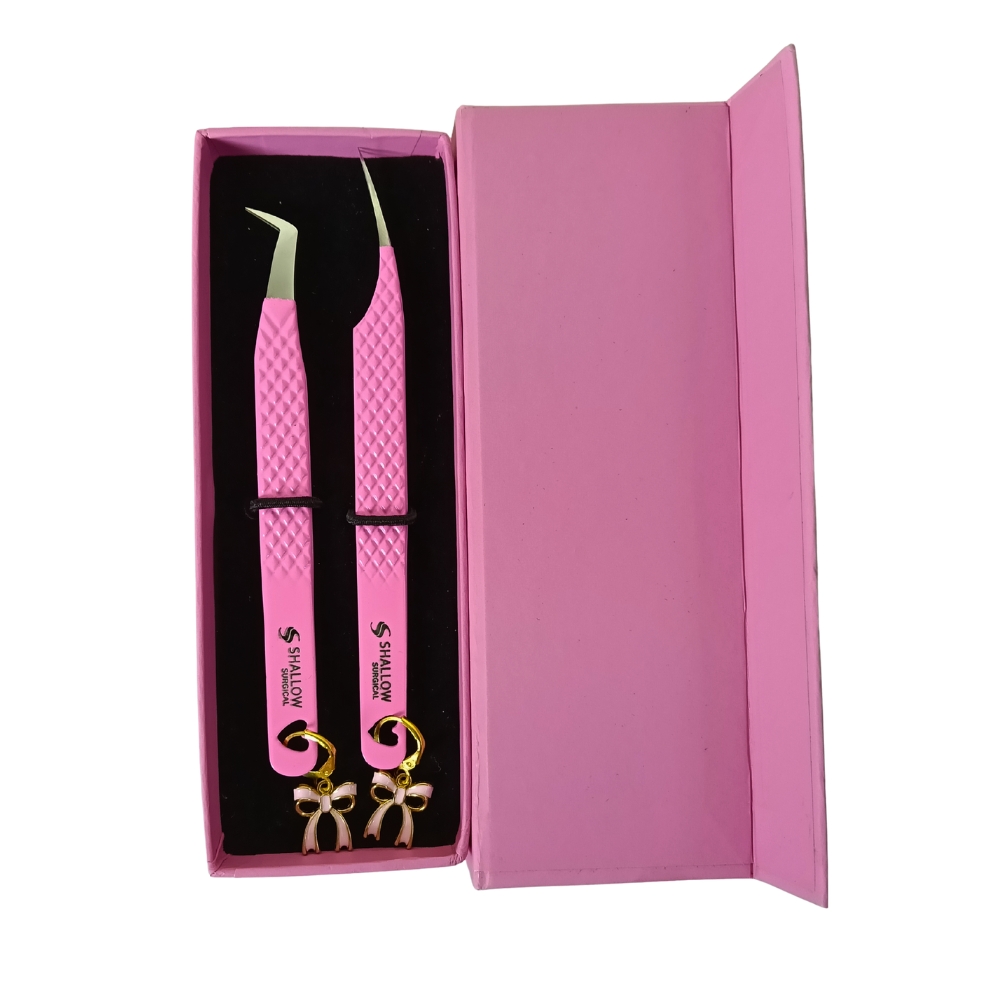 Set de 2 Pinzas Premium con Charm “Lazo Rosa” – Edición Especial Shallow Surgical