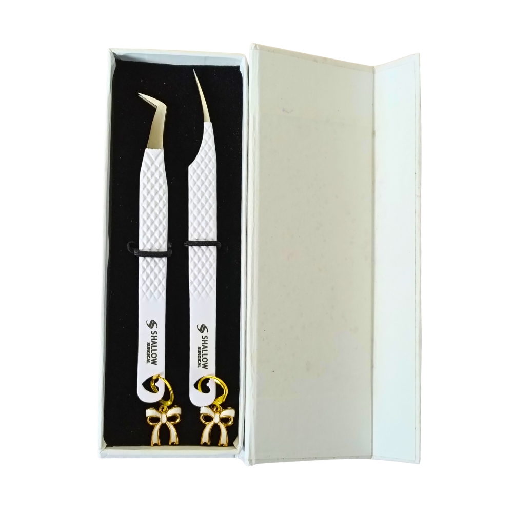 Set de 2 Pinzas Premium con Charm “Lazo Blanco” – Edición Especial Shallow Surgical